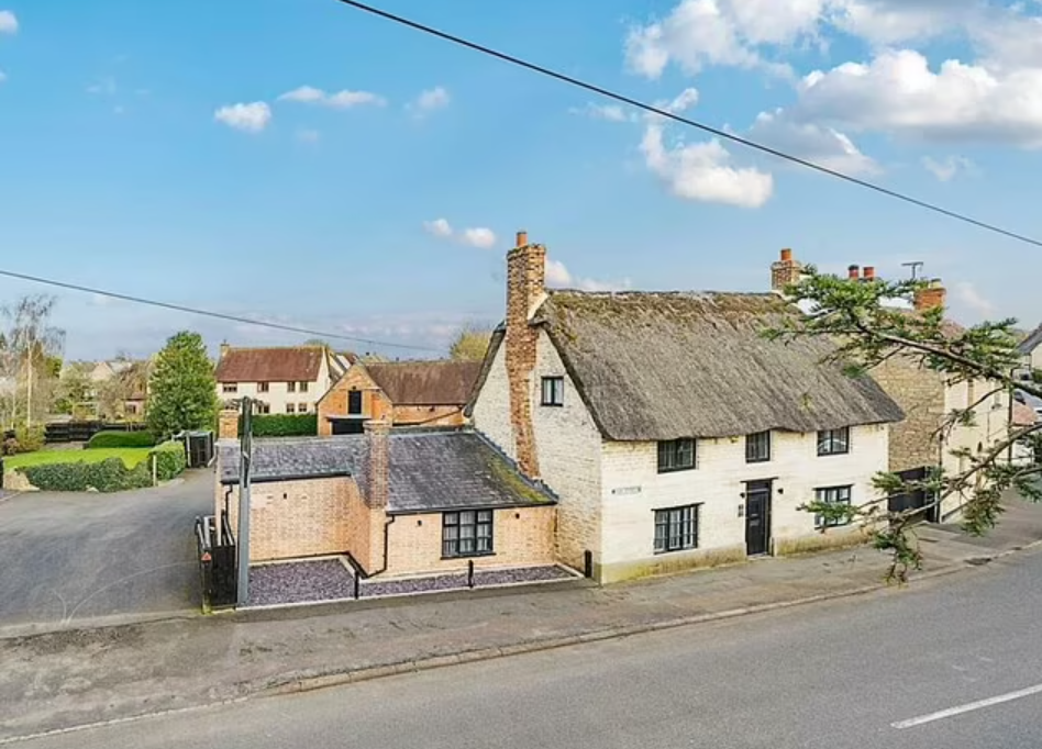 Будинок 18 століття з величезним садом продають всього за 1 фунт, але є одна умова